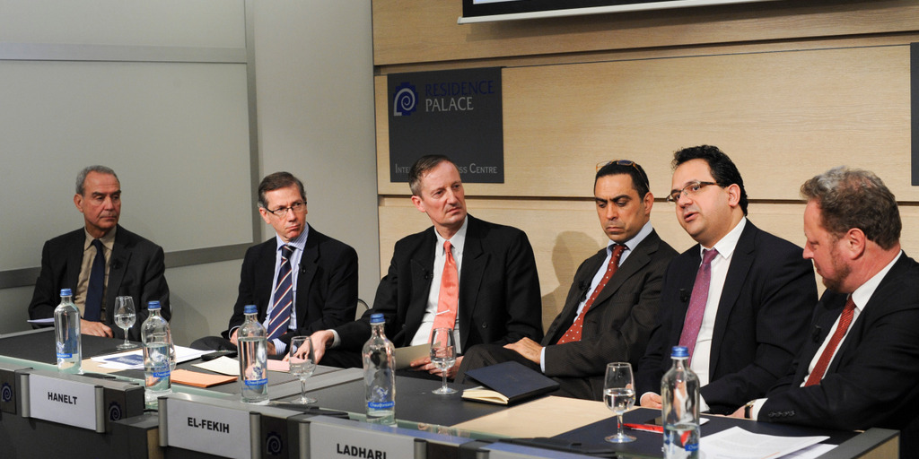 Impression von der Brüsseler Diskussionsrunde zu Tunesien: Die sechs Experten auf dem Podium.