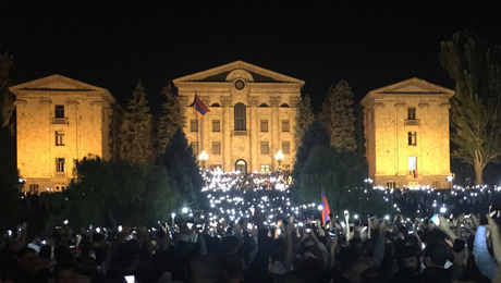 Platz der Republik in Jerewan bei Nacht mit hell erleuchtetem Prachtbau