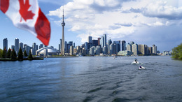 Man die Skyline von Toronto vom Wasser aus. Im Vordergrund die Flagge von Kanada