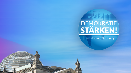 Die Kuppel des Reichstagsgebäudes in Berlin, daneben das Logo zum Jahresthema 2024 der Bertelsmann Stiftung, "Demokratie stärken"