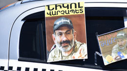 [Translate to English:] Autofenster, an dem ein Wahlkampfplakat von Nikol Paschinjan klebt