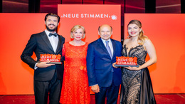 Foto der Gewinner der NEUEN STIMMEN 2022 Francesca Pia Vitale und Carles Pachon zusammen mit Liz Mohn und Dominique Meyer