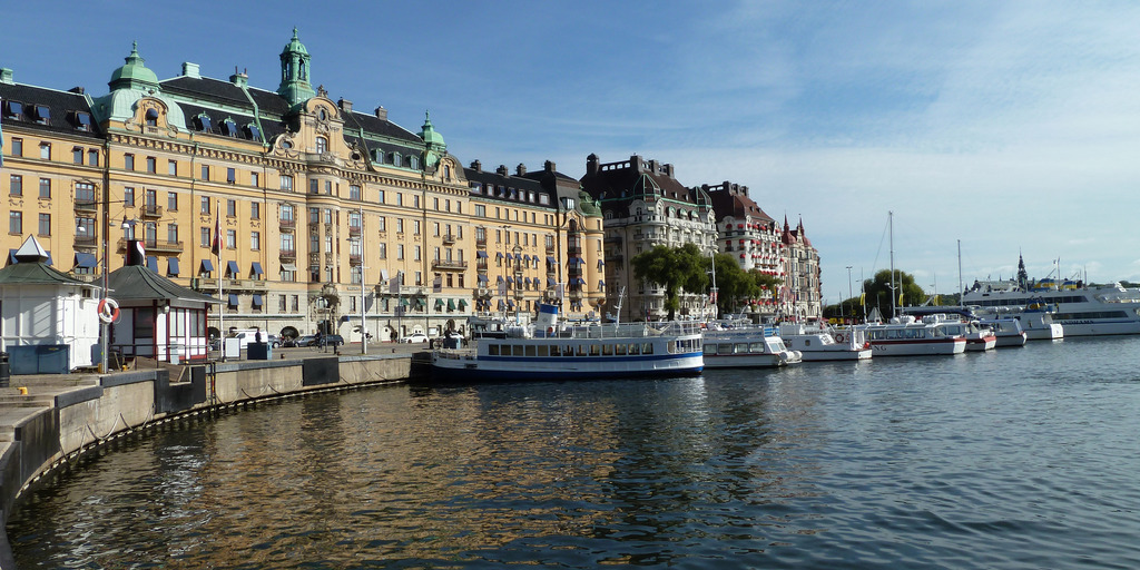 Impression aus der schwedischen Hauptstadt Stockholm: Blick auf den Strandvägen vom Kai zum Nybroviken aus