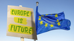 Europaflagge und Schild mit Slogan "Europe is Future"