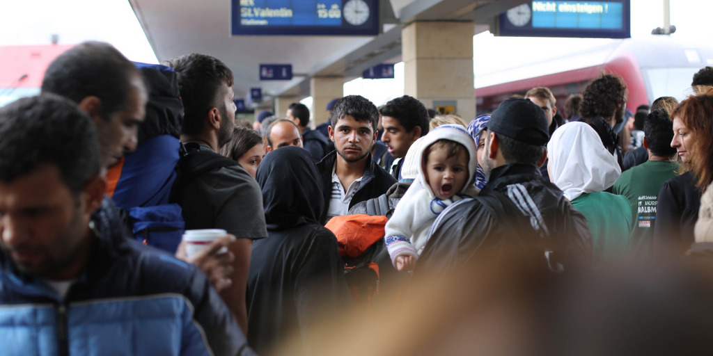 Syrische Flüchtlinge warten auf dem Bahnsteig in Wien auf ihren Zug.