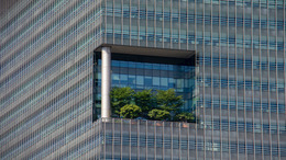 Grün bepflanzter Balkon an einem Wolkenkratzer