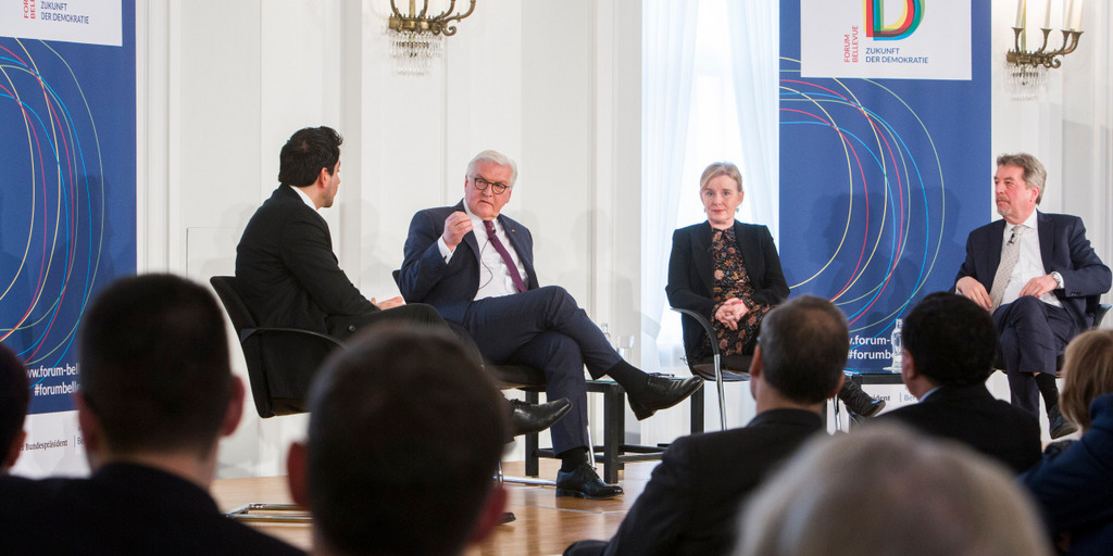 Blick aufs Podium beim Forum Bellevue: Bundespräsident Frank-Walter Steinmeier diskutiert mit Evelyn Finger, Hans Joas und Mouhanad Khorchide.