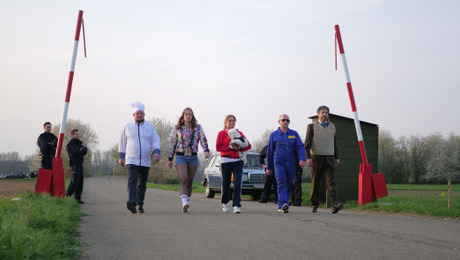 Fünf Menschen laufen durch einen offenen Grenzübergang