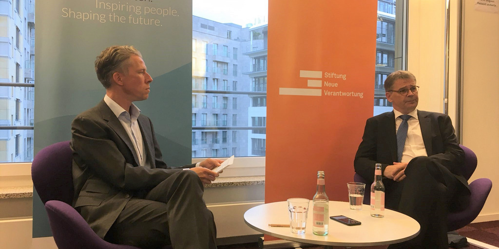 Tobias Knobloch und Joachim Eschemann führen ein Interview