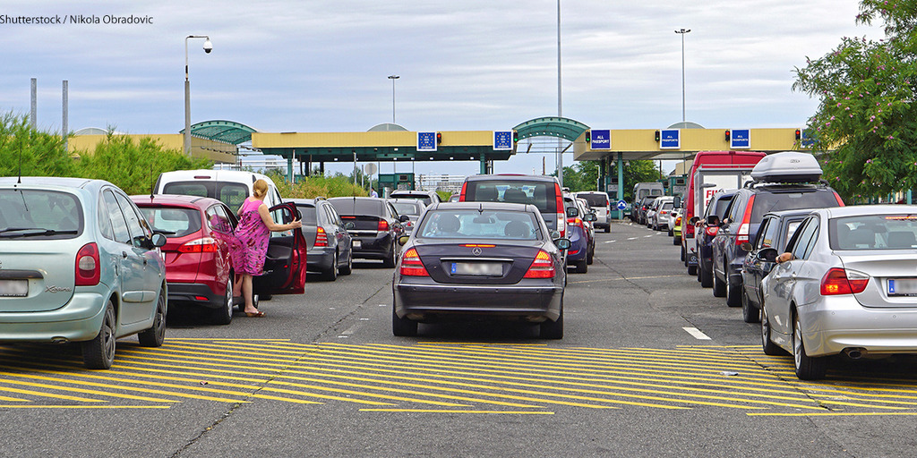 Autos warten in drei Schlangen an einem ungarischen Grenzübergang im Sommer 2015.