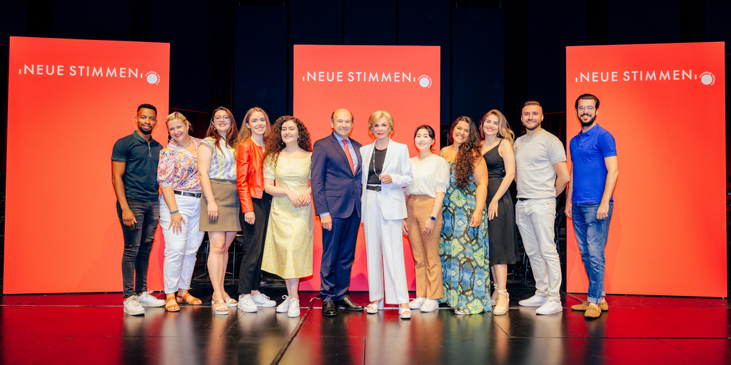The finalists of NEUE STIMMEN 2022 with Liz Mohn and Dominique Meyer.