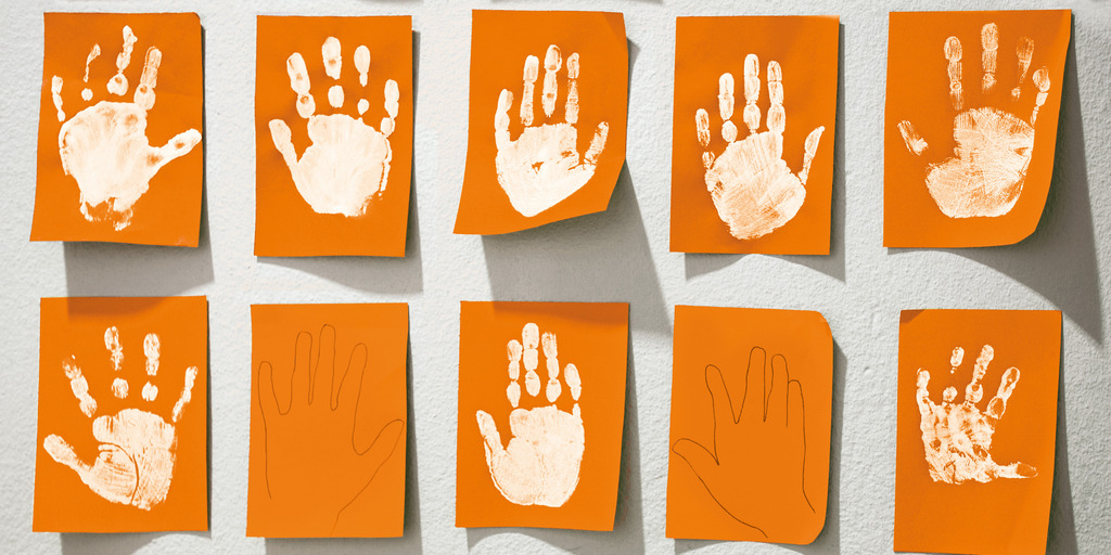 Weiße Handabdrücke von Kinderhänden auf Klebezetteln