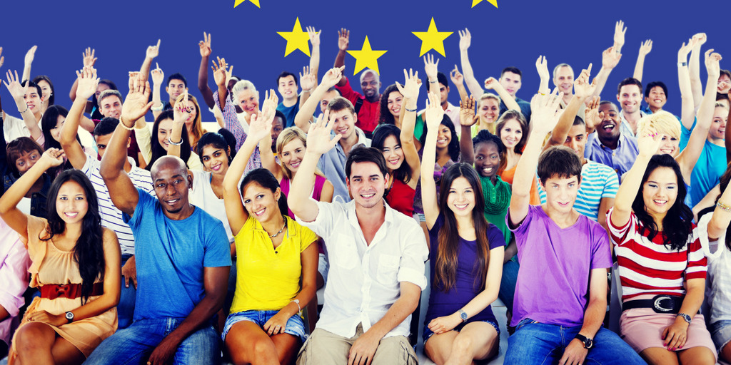 viele jungen Menschen vor den EU Sternen