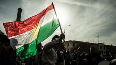 Kurdische_Flagge_8573101882_89ec8db674_o_ST-EZ(© Mustafa Khayat / Flickr - CC BY-ND 2.0, https://creativecommons.org/licenses/by-nd/2.0/)
