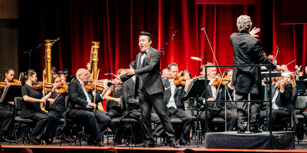 Singer Long Long in front of the orchestral.