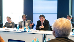 Dominik Hierlemann und Andreas Norlén mit weiteren Gästen am runden Tisch