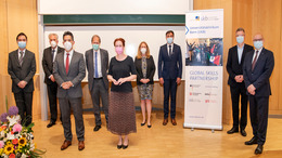 Gruppenbild von den teilnehmenden Partnern neben dem Banner "Global Skills Partnership"