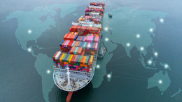 Frachtschiff vollbeladen mit Containern fährt über ruhiges Gewässer. Darunter zu sehen ist eine Weltkarte mit hellen Punkten, die durch Striche verbunden sind.