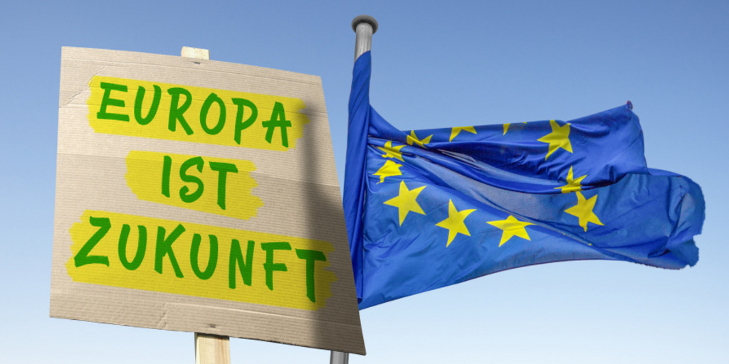 Europaflagge mit Slogan "Europa ist Zukunft"