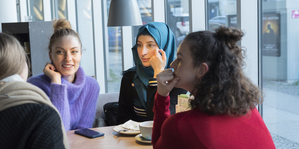 Vier junge Frauen im Dialog in Berlin Mitte