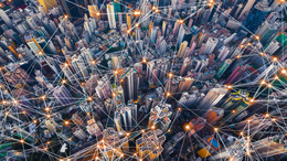 Digitale Netzanschlussleitungen der Innenstadt von Hongkong. Finanzbezirk und Geschäftszentren in Smart City im Technologiekonzept. Draufsicht auf Wolkenkratzer und Hochhäuser. Luftaufnahme.