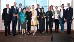 Gruppenfoto der Preisträger von Mein gutes Beispiel 2017 mit Liz Mohn, Rita Süssmuth, Hans Peter Wollseifer und Dirk Stocksmeier