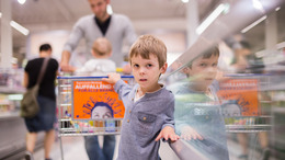 Vater mit zwei Kindern im Supermarkt