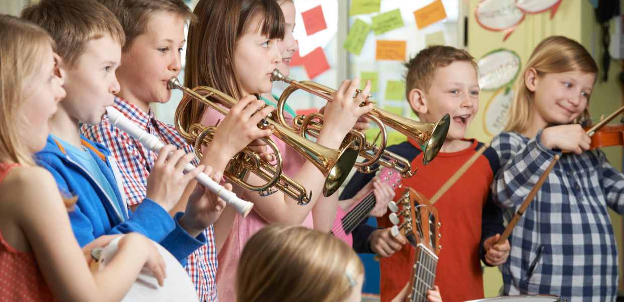 Eine Gruppe von Kindern spielen Musikinstrumente. Blockflöte, Trompete, Gitarre, Trommel ... / Bestellt für Meldung ST-MF, 10 Jahre Musikalische Grundschule