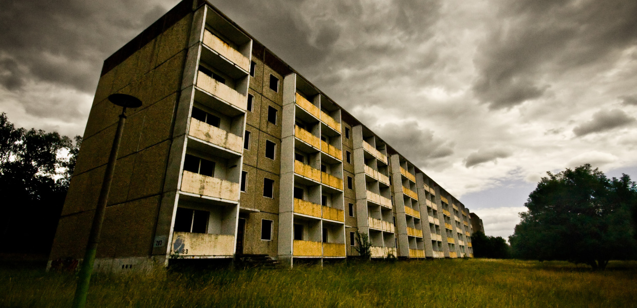 Leerstehende und verfallende Plattenbauten im ehemaligen Olympischen Dorf in Elstal (Gemeinde Wustermark) bei Berlin. Bis 1992 lebten sowjetische Soldaten auf dem Gelände.