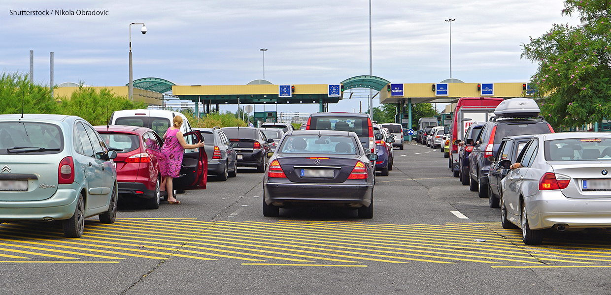 ROSZKE, HUNGARY - JULY 09, 2015: Long lines at border crossing in Roszke, Hungary. Traffic jam at customs checkpoint between Serbia and Hungary.; Shutterstock ID 316903550; 19.02.2016 eingekauft, REDAKTIONELLES Foto
Grenzübergang in Ungarn.
