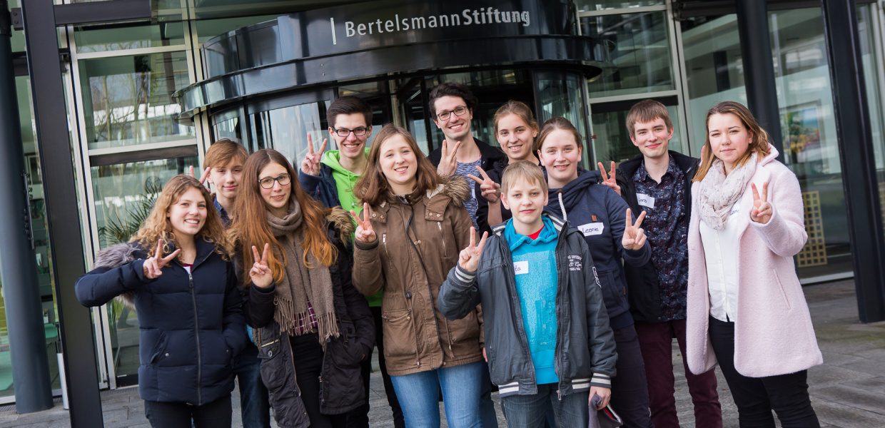 Die Kids-Jury von "Alle Kids sind VIPs" steht vor dem Bertelsmann-Stiftung Eingang.