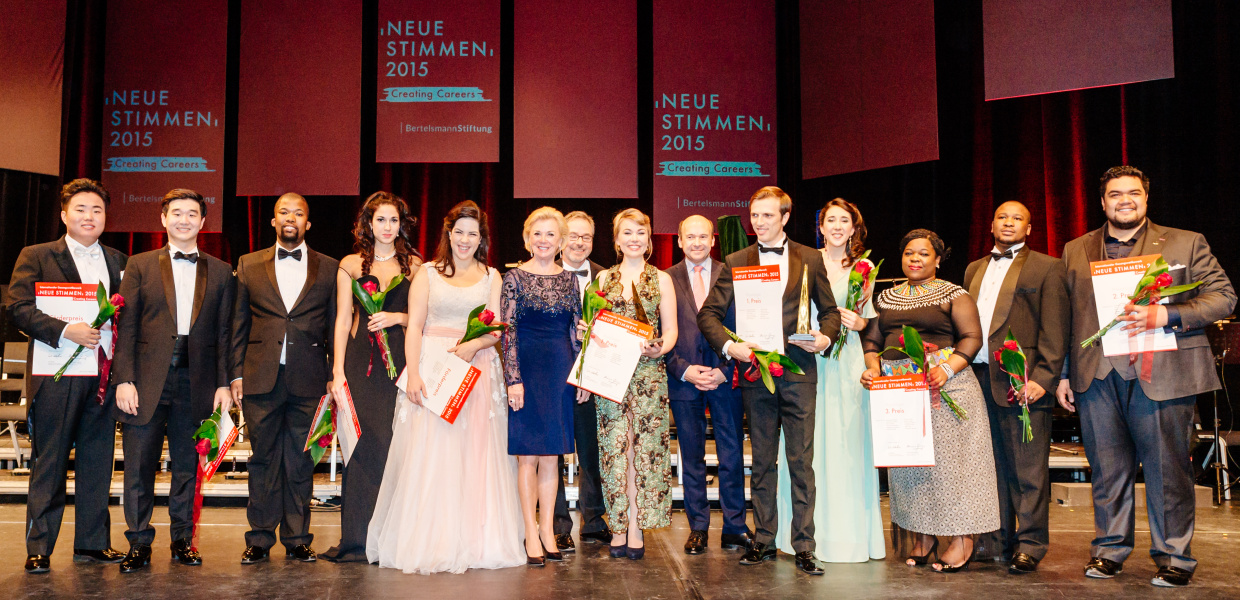 Gruppenbild der Preisträger beim Finale der NEUEN STIMMEN am 24. Oktober 2015 in der Stadthalle Gütersloh.