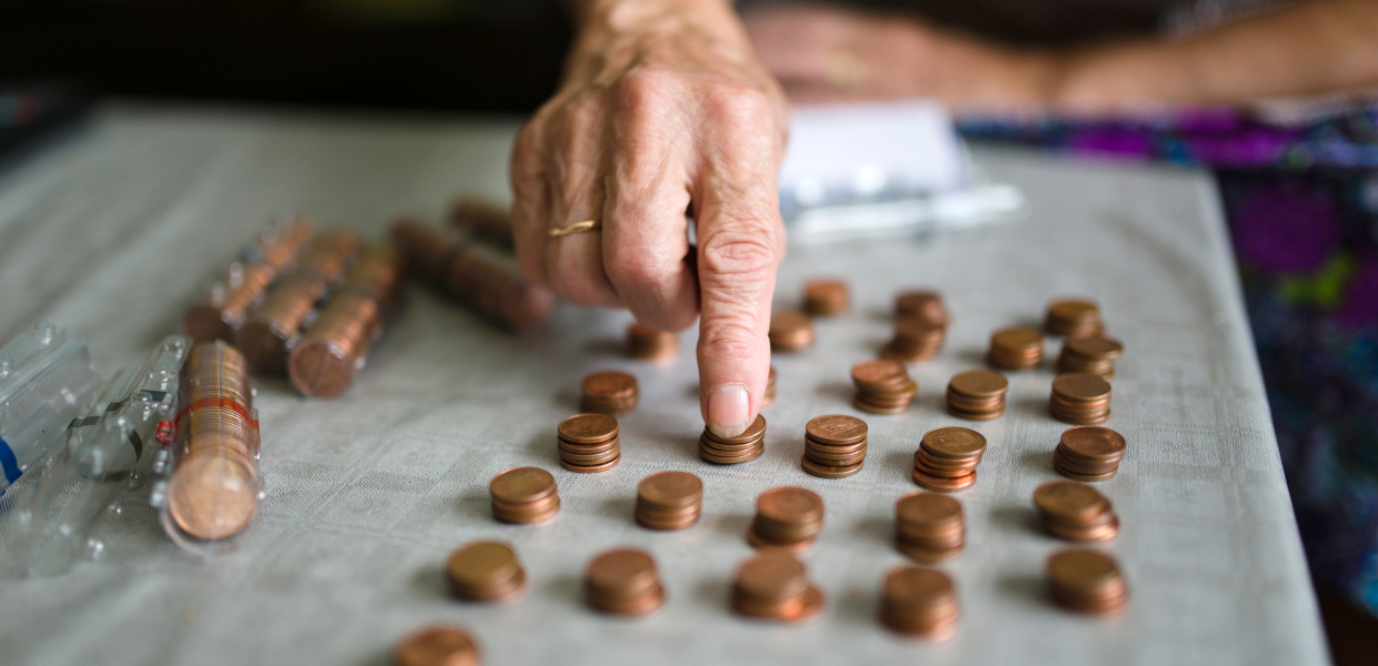 Ältere Frau stapelt Centmünzen aufeinander und zählt die Stapel durch. Elderly woman counting money, making stacks of Euro cents; 
bestellt am 30.05.2017 für die Altersarmutsstudie ST-NW, Standard-Lizenz