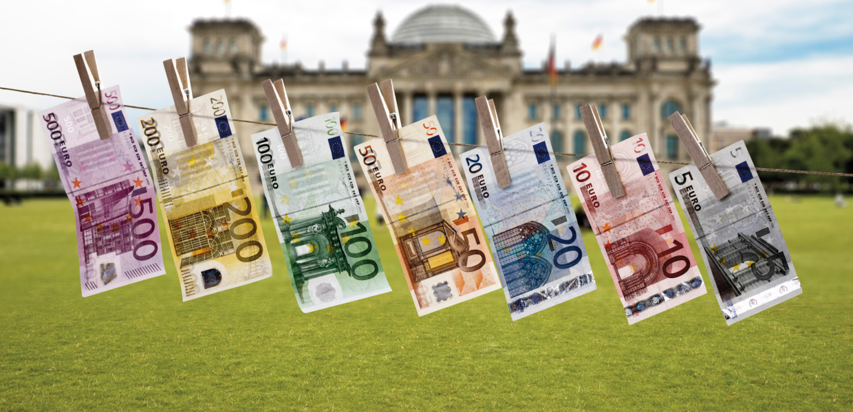 Germany, Berlin, Euro banknotes hanging on clothesline. Geldscheine auf einer Wäscheleine.