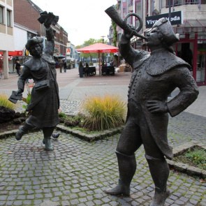 Zwei Statuen in Langenfeld.