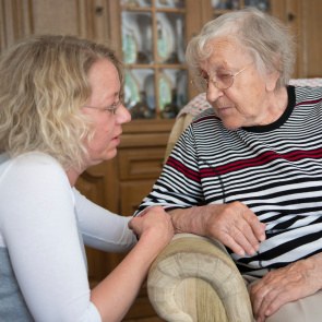 Pflegerin im Gespräch mit Seniorin