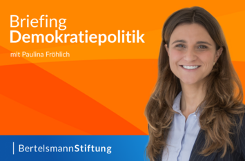 Teaserbild zur "Briefing Demokratiepolitk"-Podcast-Ausgabe im April 2026 mit Paulina Fr&ouml;hlich. Breite Variante des Teaserbildes.