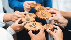 Collaboration and Strategy Concept with Wooden Gears Representing Ideas, Teamwork, and Productivity in a Business Environment. Amity(© stock.adobe.com/InfiniteFlow)