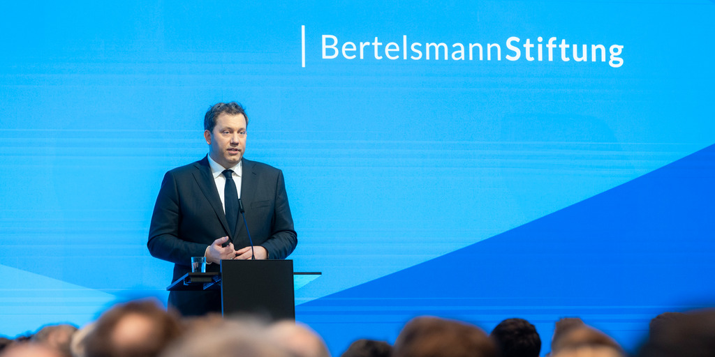 Vizekanzler und Bundesfinanzminister Lars Klingbeil (SPD) in Berlin bei der Veranstaltung "Wie modernisieren wir Deutschland? der Bertelsmann Stiftung