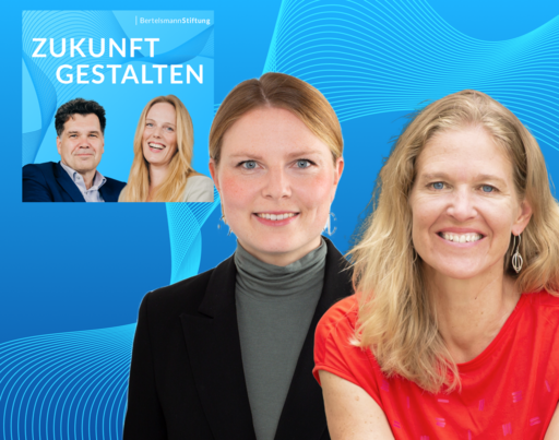 Ankündigungsbild für den Podcast der Bertelsmann Stiftung. Im Vordergrund sind die lächelnden Porträts von Rebekka Vollmer und Antje von Dewitz vor blauem Hintergrund zu sehen. Oben links befindet sich das Logo-Cover „Zukunft gestalten“.