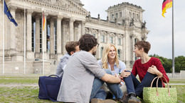 Menschengruppe vor dem Reichstagsgebäude