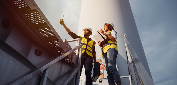 Young man and woman maintenance engineer team working in wind turbine farm. Generator station, renewable energy(© <p>© Pituk - stock.adobe.com</p>)