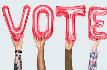 Vier Arme halten die vier Buchstaben V, O, T und E hoch und ergeben das Wort VOTE.