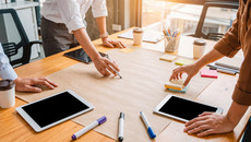 Creative business team brainstorming ideas, writing on large paper with markers and using digital tablets.(© © Jonathan - stock.adobe.com)