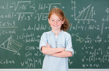 Sch&uuml;lerin vor Tafel