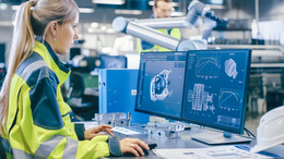Weibliche Mitarbeiterin designt ein 3D-Modell am Computer