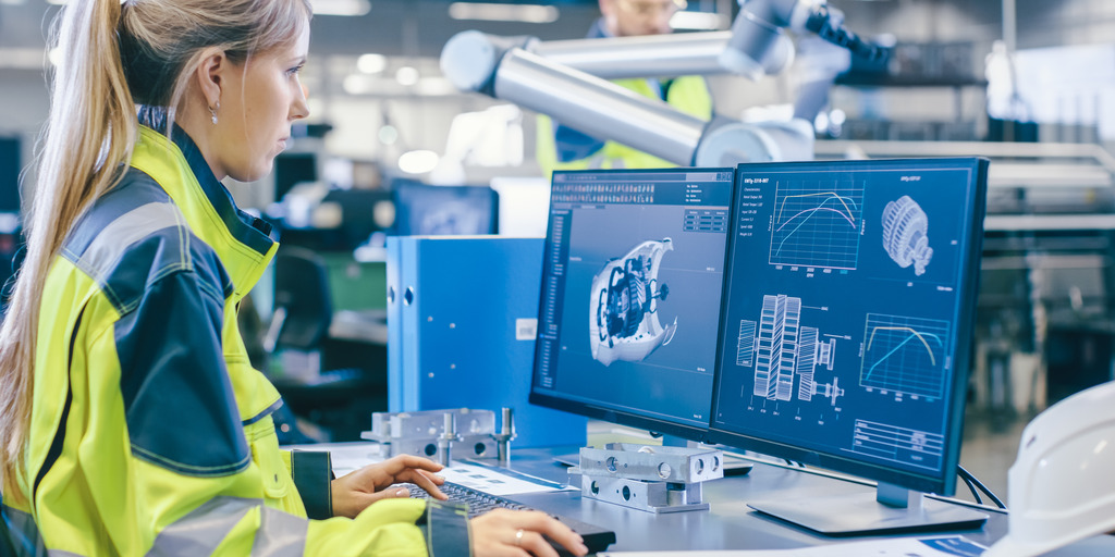 Weibliche Mitarbeiterin designt ein 3D-Modell am Computer