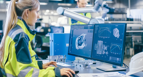 Weibliche Mitarbeiterin designt ein 3D-Modell am Computer