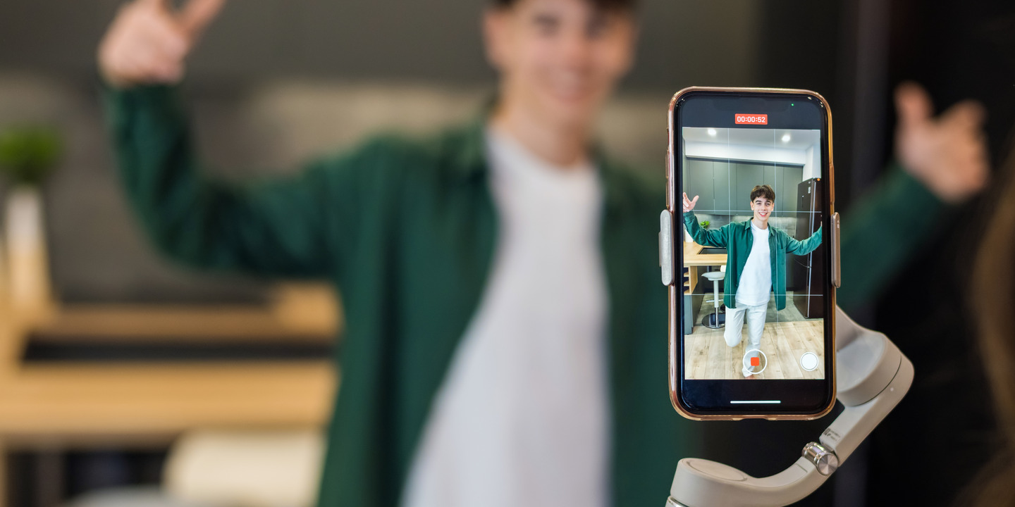 Ein Handy zeigt die Aufnahme eines jungen Creators.