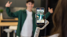 Das Bild zeigt eine Aufnahme eines Videos für Social Media mit einem Handy.